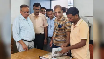 गोपालगंज: बैकुंठपुर सीएचसी का सिविल सर्जन ने किया औचक निरीक्षण, टीबी स्क्रीनिंग में लक्ष्य से अधिक उपलब्धि पर टीम की सराहना