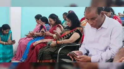 मोबाइल की लत से बिगड़ रही सेहत और रिश्ते, डॉक्टर ने बताया कितना स्क्रीन टाइम है सुरक्षित