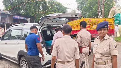 सारण: परसा हाईस्कूल चौक पर सघन वाहन जांच अभियान, हेलमेट व दस्तावेजों की हुई जांच