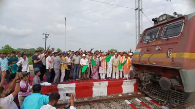 पटना–थावे सवारी गाड़ी का शामकौड़िया व राजापट्टी स्टेशन पर ठहराव शुरू, हरी झंडी दिखा रवाना किया
