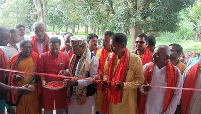 बाबूबरही के खड़गवनी इमली चौक पर नव निर्मित यात्री शेड का उद्घाटन