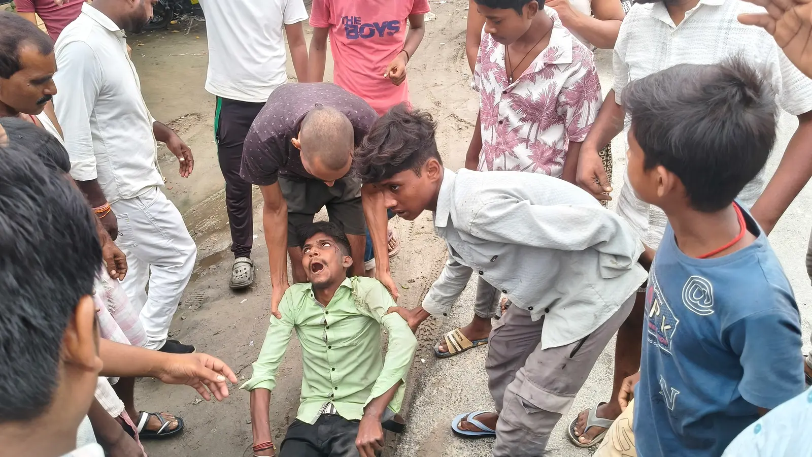 निर्मली बाजार में डिस्क ब्रेक लगाते ही फिसली बाइक, युवक गंभीर रूप से घायल