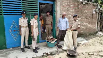 गोपालगंज: श्रीपुर में हत्याकांड में फरार आरोपित के घर कुर्की-जब्ती, पुलिस ने जब्त किया सामान