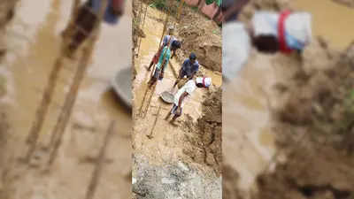 बक्सर में ग्रामीणों ने रुकवाया स्कूल भवन की नींव का काम, कीचड़ और पानी पर ढलाई का लगाया आरोप