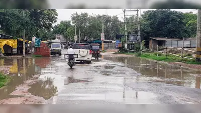 बारिश ने खोली चौसा-बक्सर मुख्य सड़क की पोल, जलजमाव से राहगीर परेशान
