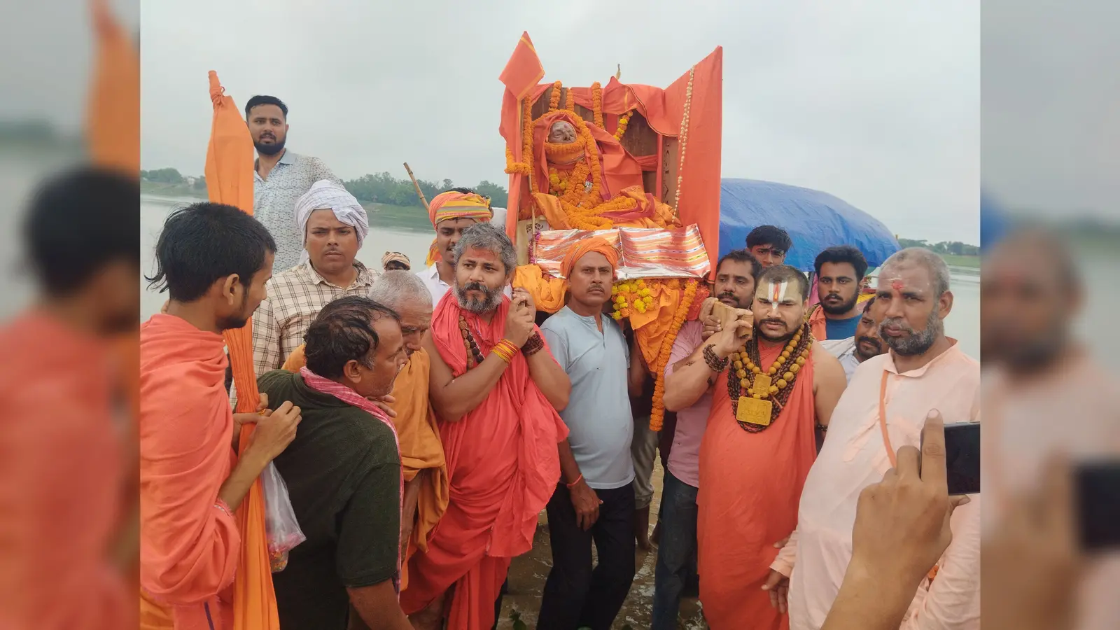 बक्सर: 100 वर्ष की तपस्या के बाद ब्रह्मलीन हुए दंडी स्वामी देवानंद सरस्वती, वैदिक मंत्रों के बीच दी गई जल समाधि