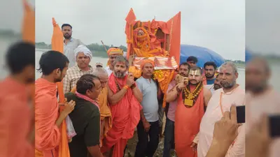 बक्सर: 100 वर्ष की तपस्या के बाद ब्रह्मलीन हुए दंडी स्वामी देवानंद सरस्वती, वैदिक मंत्रों के बीच दी गई जल समाधि