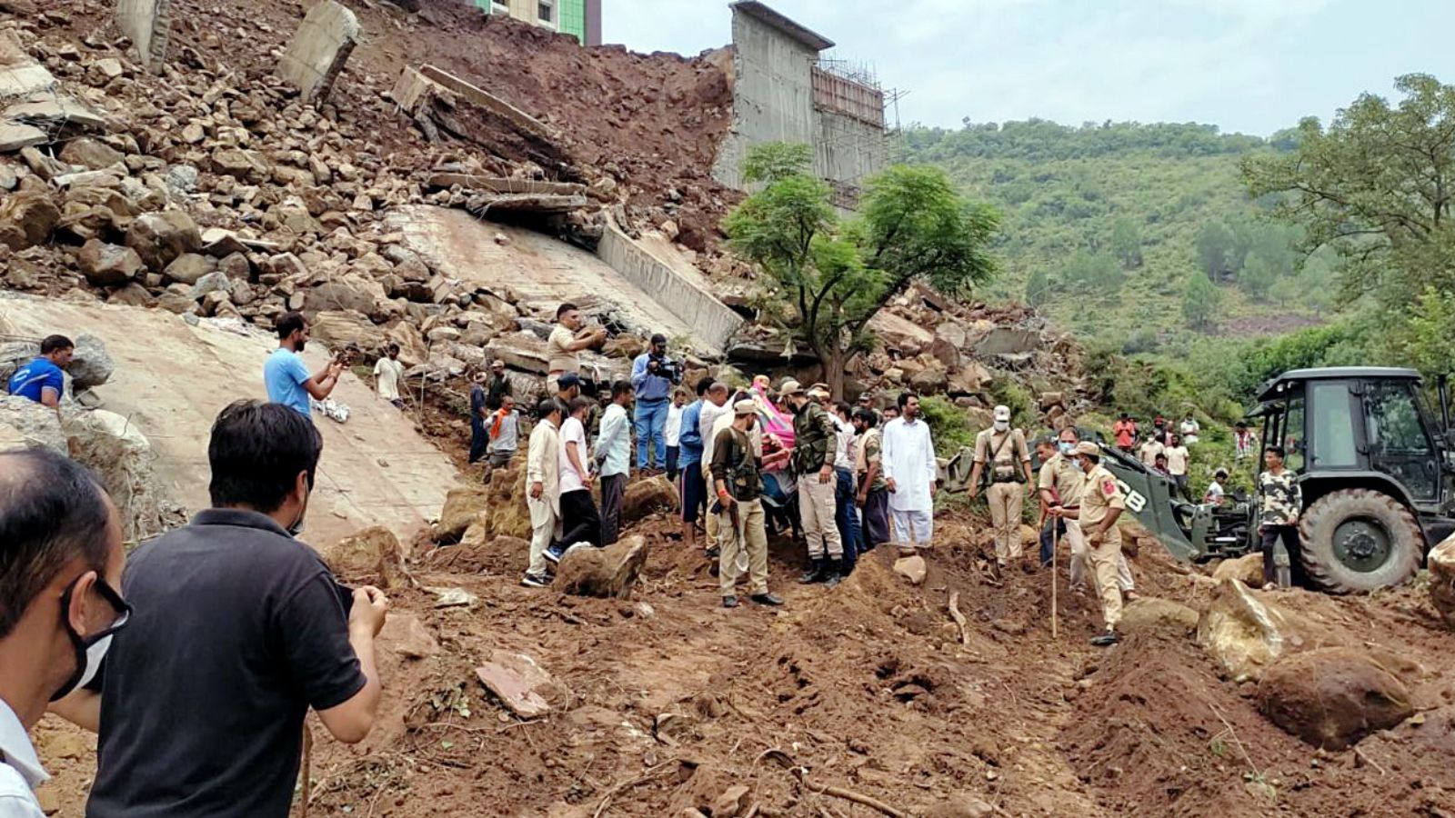 जम्मू-कश्मीर के राजौरी में बारिश के कारण बाउंड्री वॉल गिरा, राहत-बचाव कार्य करते अधिकारी, फोटो एएनआई