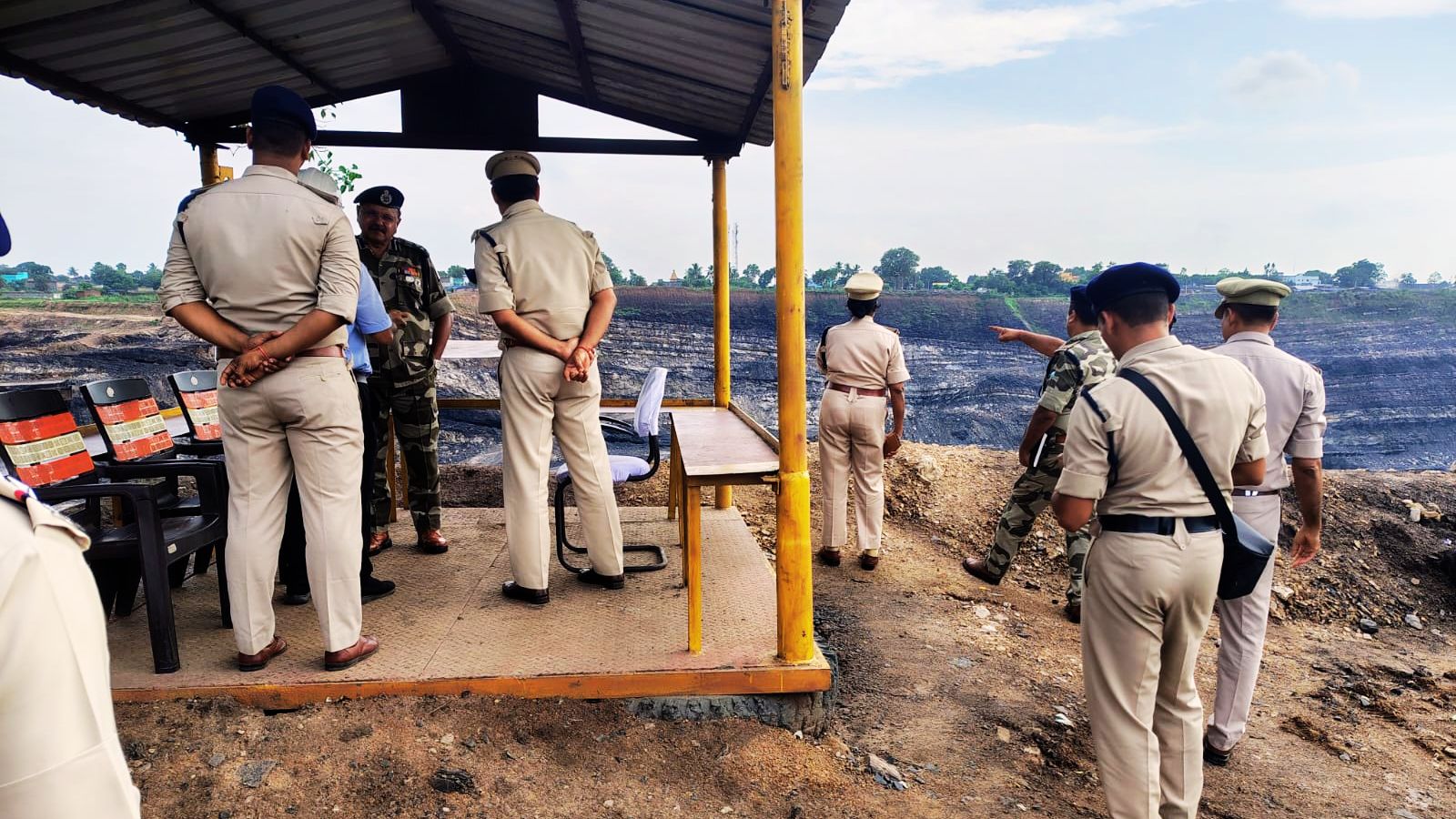 ईसीएल के कोयला खदान की निगरानी करते सीआईएसएफ के अधिकारी.