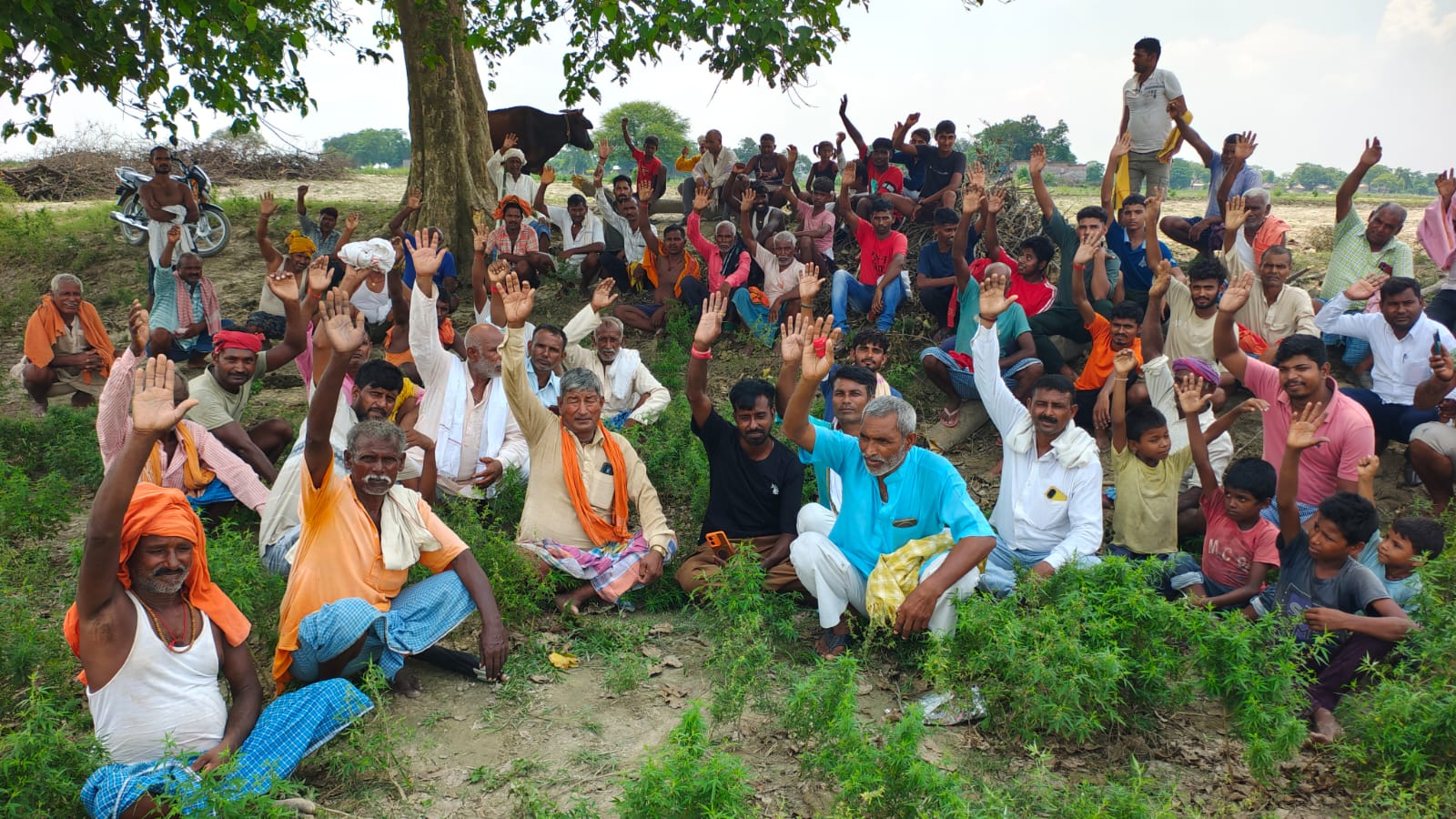 तीसरे दिन भी धरने पर बैठे ग्रामीण