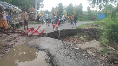 सीवान: लगातार हो रही बारिश से पक्की सड़क धंसी, आवागमन बाधित, लोगों ने प्रदर्शन किया