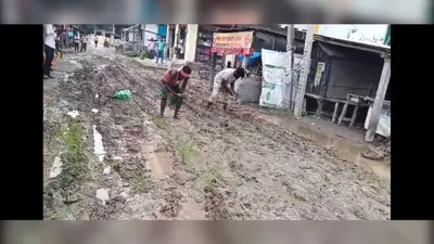 वैशाली में बदहाल सड़क पर ग्रामीणों ने की धान की रोपनी, जलजमाव और जर्जर मार्ग को लेकर प्रशासन के खिलाफ प्रदर्शन