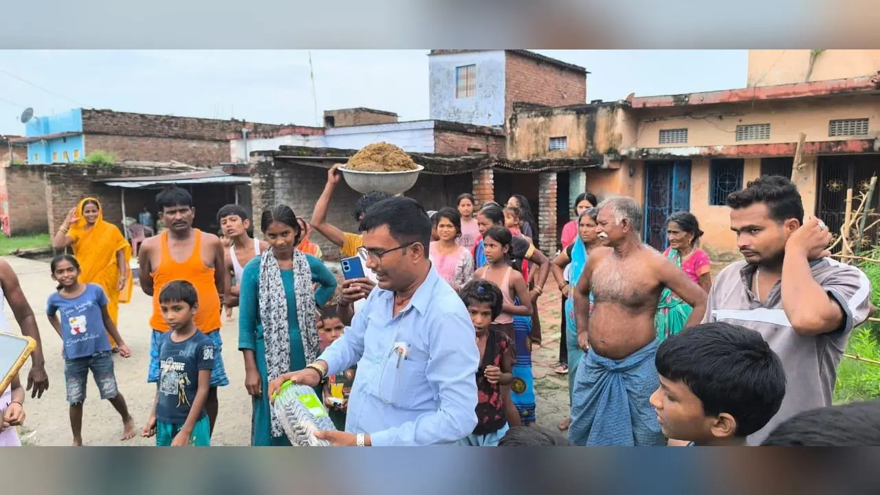फुलवरिया में घर के आंगन में निकला कोबरा, एक घंटे की मशक्कत के बाद रेस्क्यू टीम ने पकड़ा