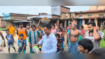 फुलवरिया में घर के आंगन में निकला कोबरा, एक घंटे की मशक्कत के बाद रेस्क्यू टीम ने पकड़ा