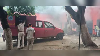 गोपालगंज: मांझा में उद्घाटन से पहले मॉडल विद्यालय में लगी आग, शॉर्ट सर्किट से कंप्यूटर कक्ष जलकर खाक