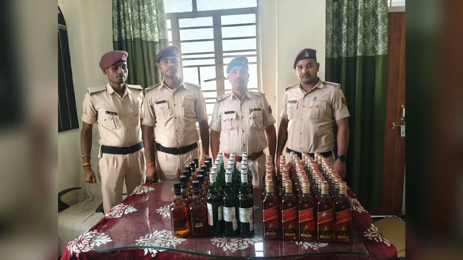 नरकटियागंज जंक्शन पर राप्ती गंगा एक्सप्रेस से 52.5 लीटर अंग्रेजी शराब बरामद