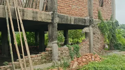 झंझारपुर में आपदा केंद्र भवन के जीर्णोद्धार पर उठे सवाल, जर्जर पिलरों पर निर्माण का आरोप