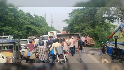 छड़ लदा ट्रैक्टर एनएच-80 पर पलटा, एक घंटे तक लगा जाम, बड़ा हादसा टला