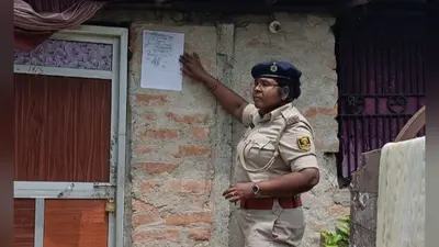 वैशाली में फरार आरोपियों पर पुलिस का शिकंजा, घरों पर चिपकाया गया इश्तिहार, सरेंडर नहीं करने पर होगी कुर्की