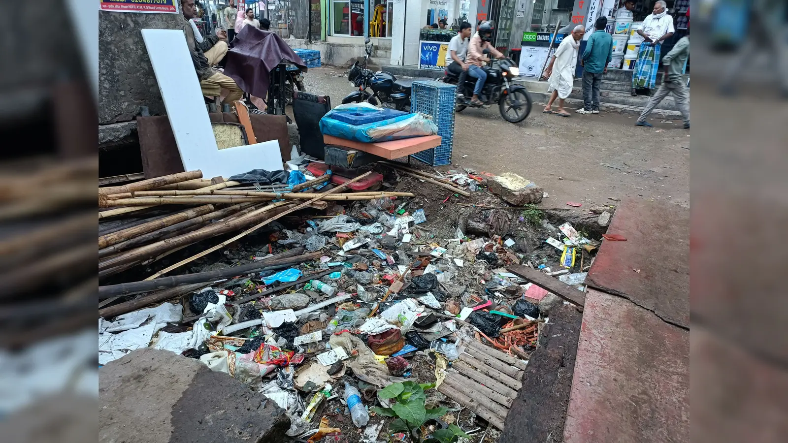 जहानाबाद में जाम नालों से बढ़ी परेशानी, हल्की बारिश में सड़कों पर बहने लगता है गंदा पानी
