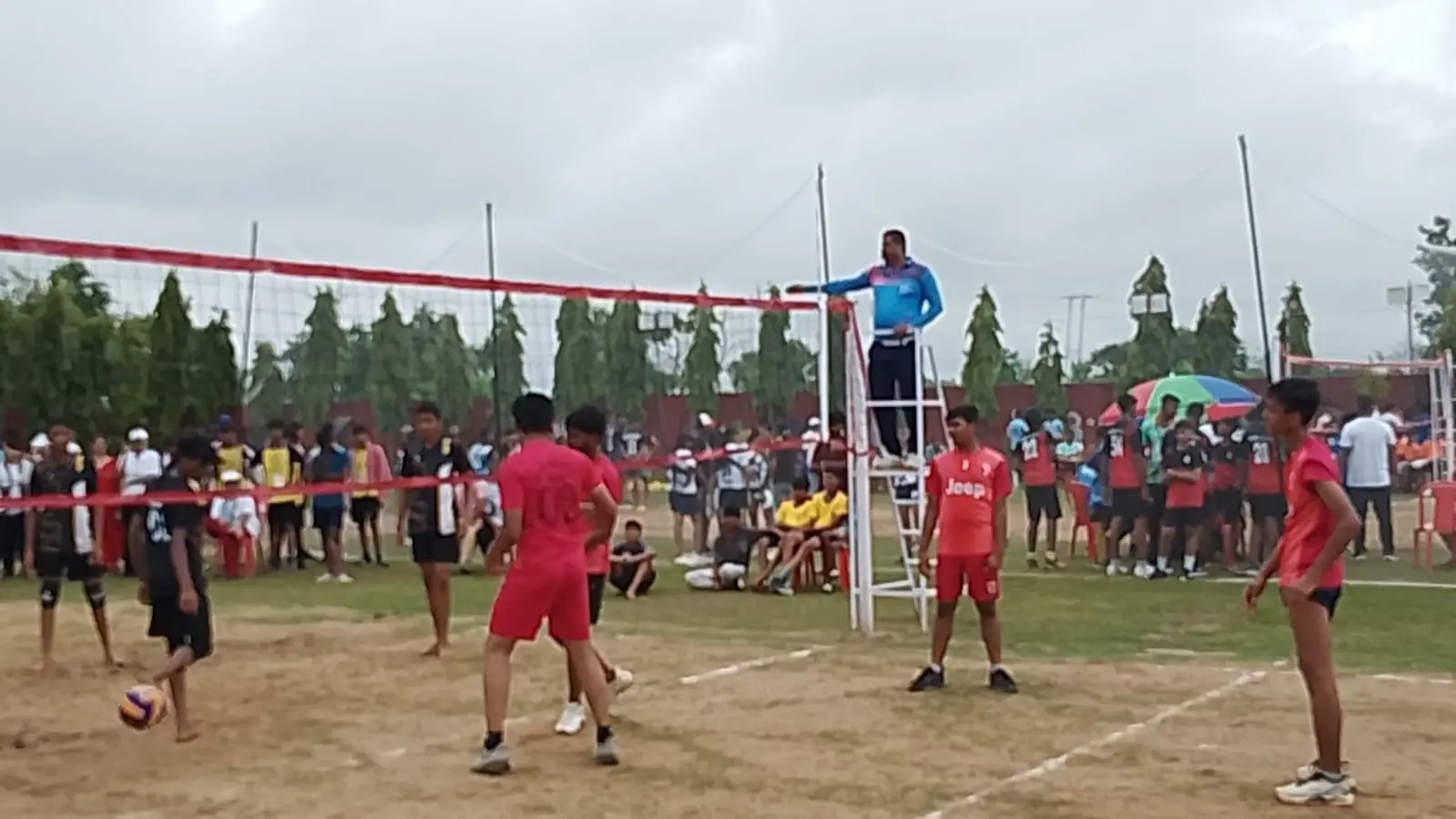 कैमूर: बारिश भी नहीं रोक सकी खिलाड़ियों का जोश. सीबीएसई क्लस्टर-3 वॉलीबॉल टूर्नामेंट में रोमांचक मुकाबलों की धूम