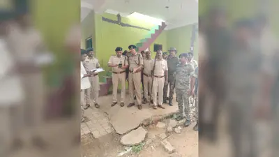 धोरैया में फरार अभियुक्त के घर कुर्की-जब्ती, भारी पुलिस बल के साथ हुई कार्रवाई