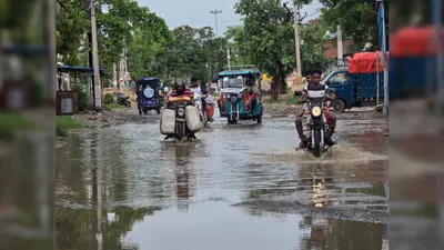 आधे घंटे की बारिश में डूबा बक्सर, सड़कें बनीं तालाब; नगर परिषद के दावों की खुली पोल