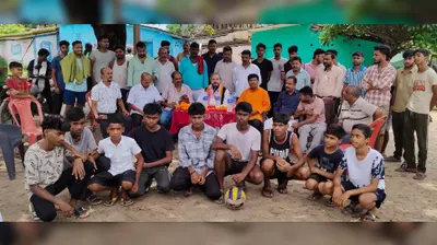 भाजपा नेता ने वालीबॉल ग्राउंड में हाइमास्ट लाइट लगाने का दिया आश्वासन