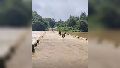 झारग्राम में हल्की बारिश ने बढ़ायी मुसीबत, डुलुंग नदी का फेयर वेदर ब्रिज डूबा, जामबनी–चिल्कीगढ़ सड़क संपर्क टूटा