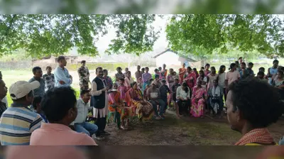 नोवामुंडी पहुंचे मधु कोड़ा, ग्रामीणों की समस्याओं पर लिया संज्ञान