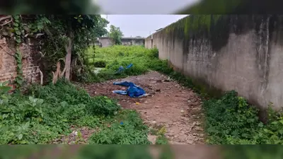 चाकुलिया के बेमको में जुए और नशे के अड्डे पर पुलिस का छापा