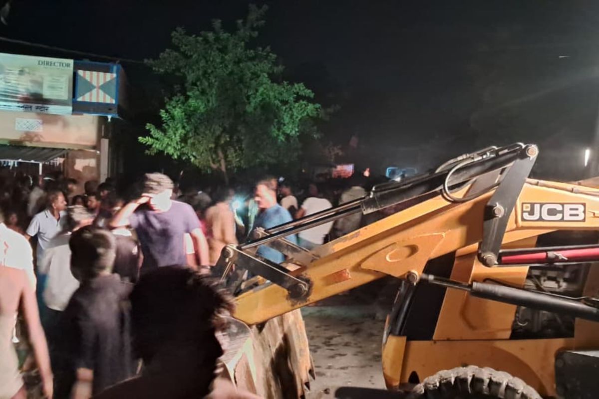 घटनास्थल पर जुटे लोग व सहायता के लिए जेसीबी लाया गया