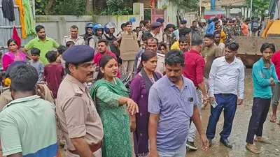 मधेपुरा में अतिक्रमण पर चले बुलडोजर, सड़क किनारे दुकानें और अवैध निर्माण हटाए गये