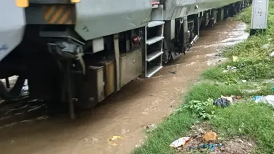 लगातार बारिश से कजरा बेहाल : रेलवे ट्रैक डूबा, पानी चीरकर गुजरी ट्रेन
