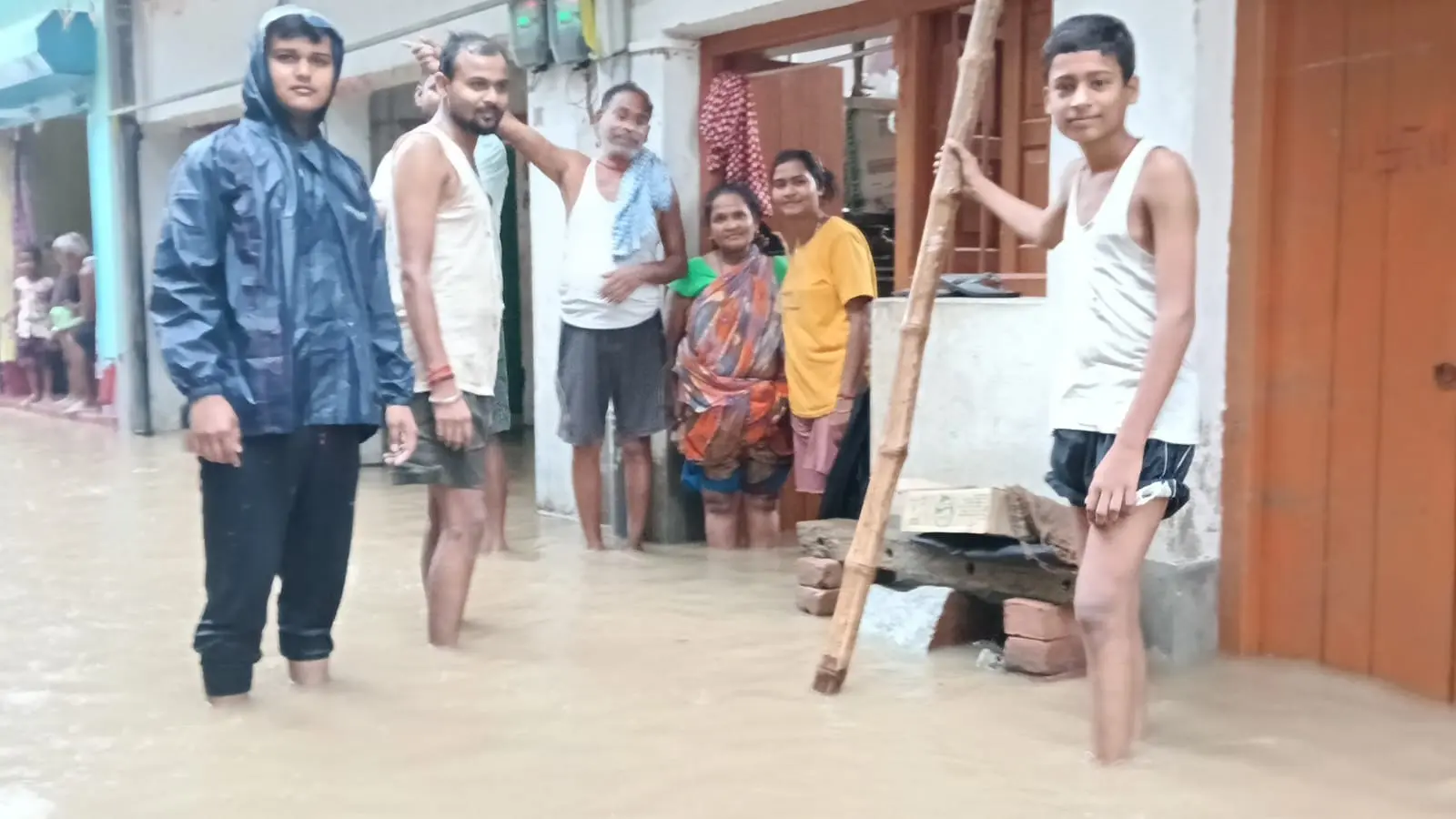 लगातार बारिश से कजरा जलमग्न, घरों और दुकानों में घुसा पानी