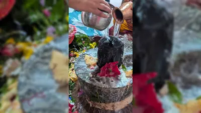 पहले सोमवार पर ठाकुरगंज के हरगौरी शिव मंदिर में उमड़ी श्रद्धालुओं की भीड़, हर-हर महादेव के जयघोष से गूंजा परिसर