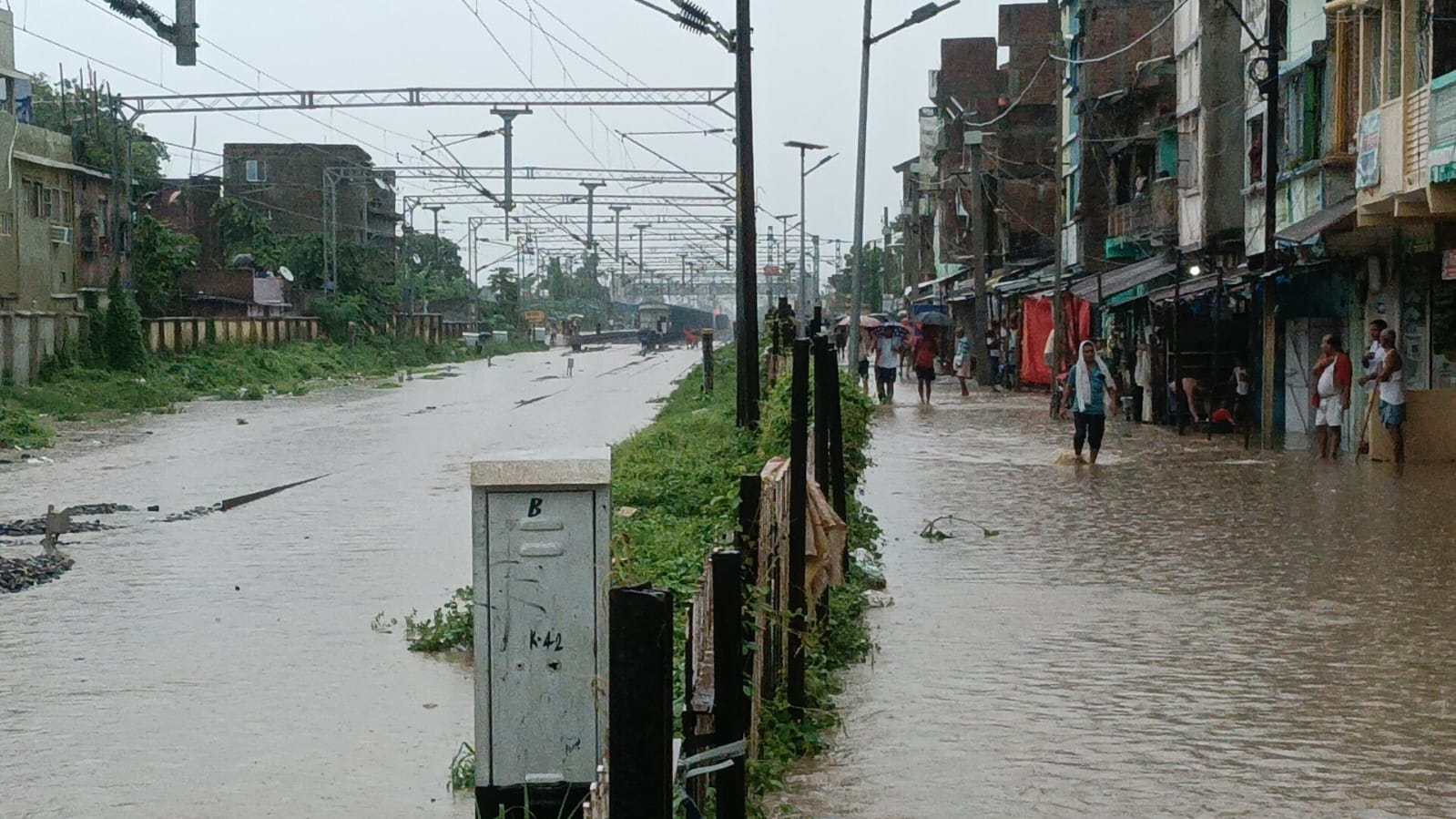 ट्रैक व उसके बगल के सड़क पर जमा पानी