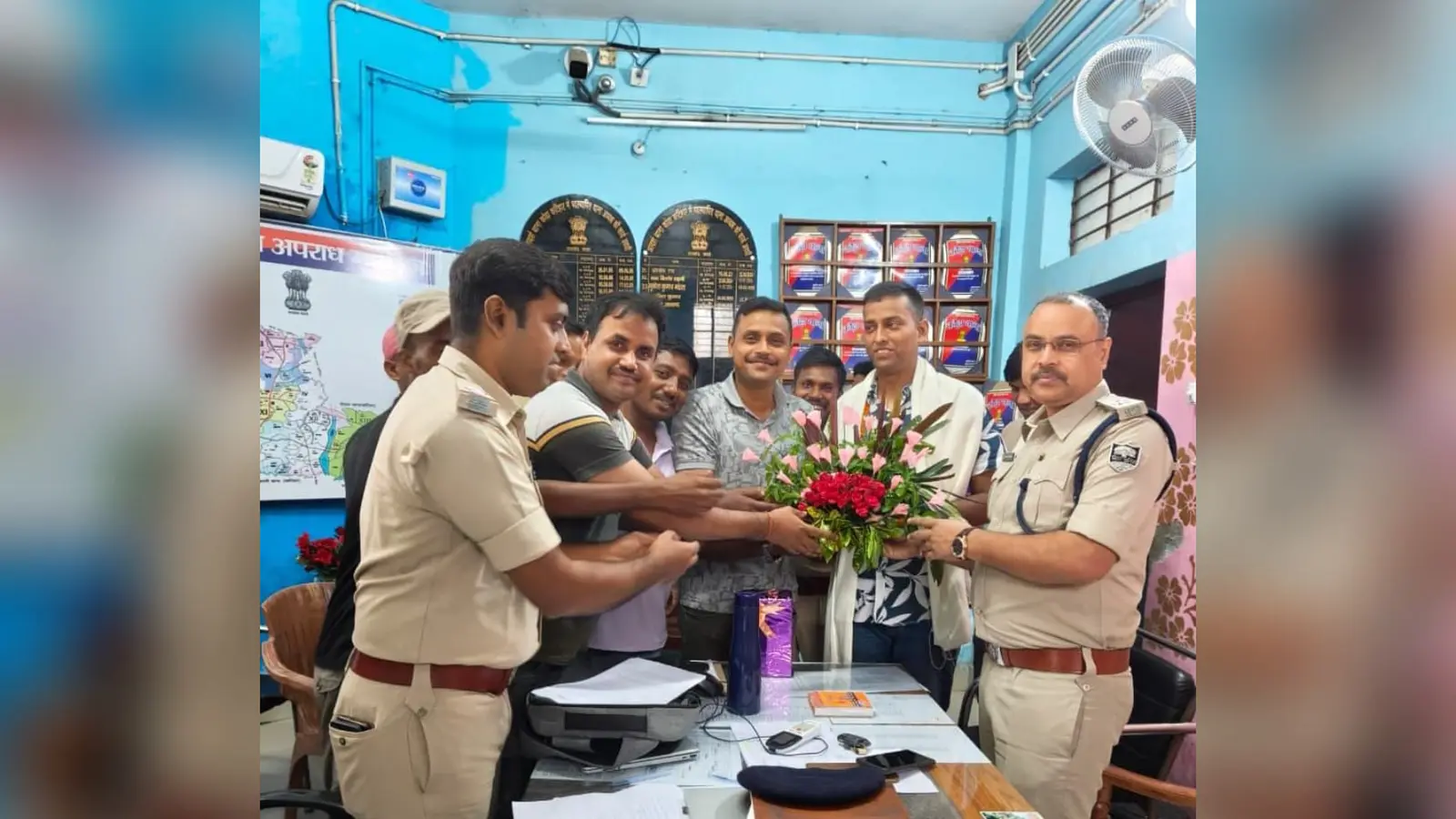 कोढ़ा थाना से एसआई विवेक विक्रम को भावभीनी विदाई, बोले- 'कोढ़ा मेरी कर्मभूमि और दूसरा परिवार'