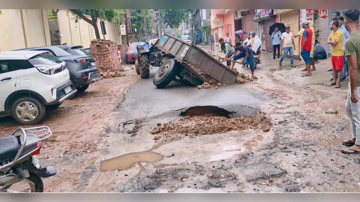 बारिश में फिर धंसी तोपखाना बाजार–मिर्ची तालाब सड़क, गड्ढे में फंसा नगर निगम का ट्रैक्टर