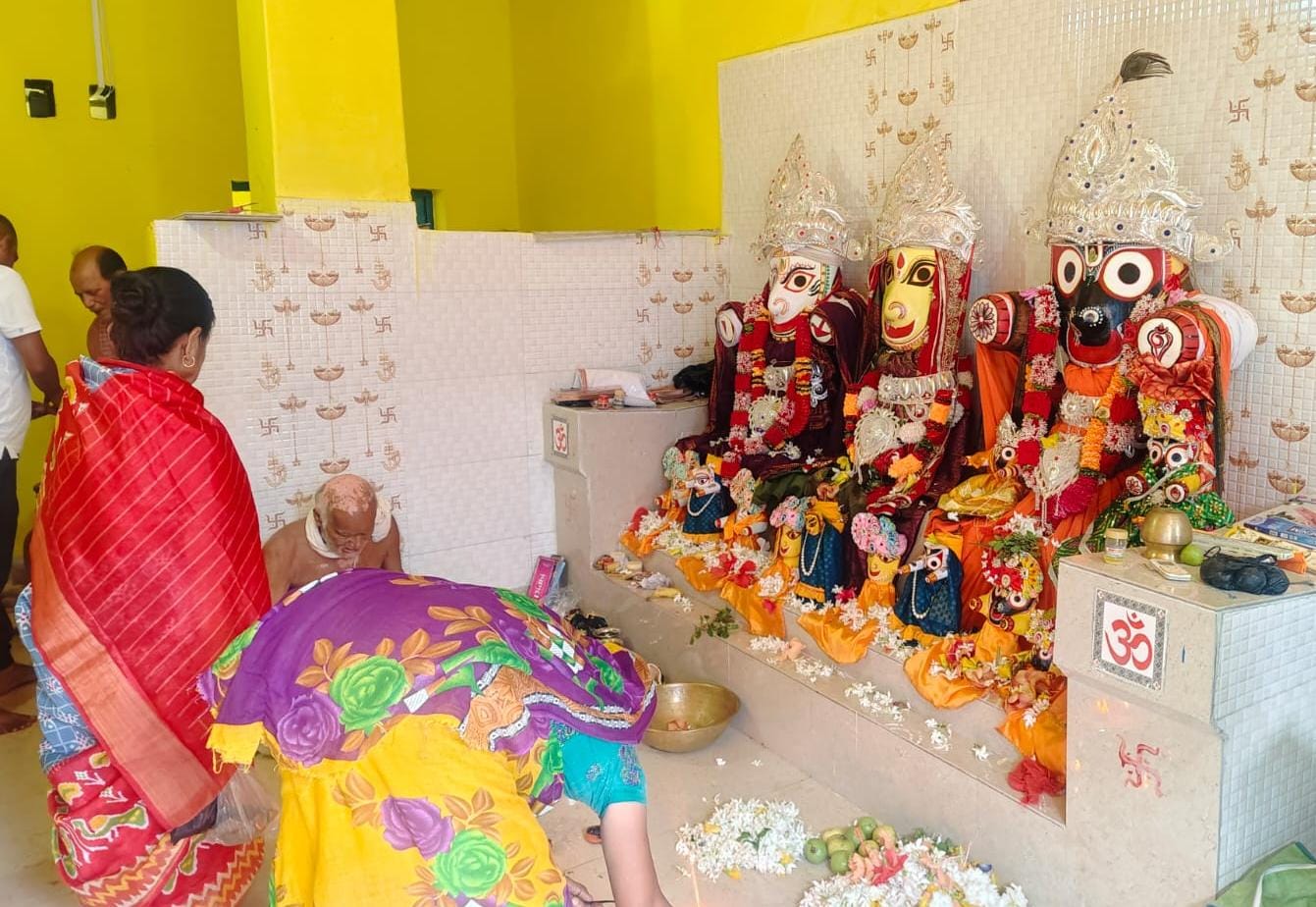 खरसावां के गुंडिचा मंदिर विराजमान प्रभु जगन्नाथ बलभद्र व देवी सुभद्रा की पूजा करते श्रद्धालु