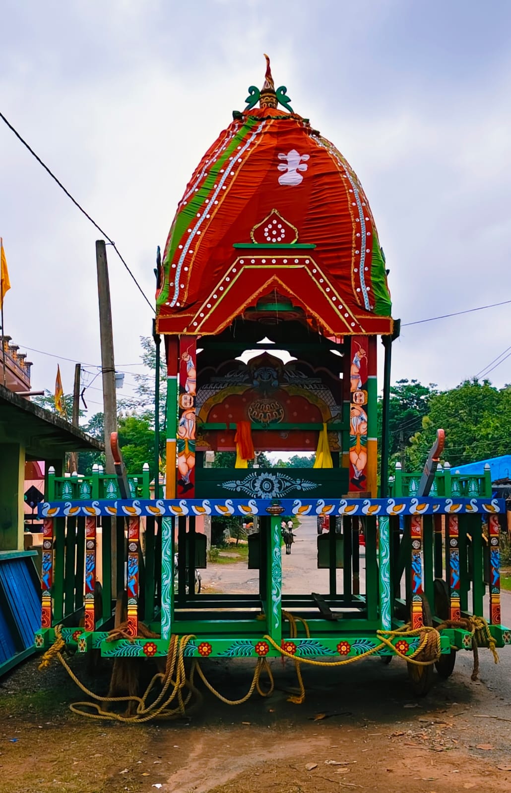 हरिभंजा के गुंडिचा मंदिर के समीप खड़ा प्रभु जगन्नाथ का रथ नंदीघोष