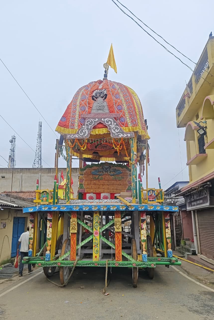 खरसावां के गुंडिचा मंदिर के बाहर खड़ी प्रभु जगन्नाथ का नंदीघोष रथ