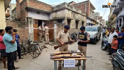 पालीगंज में पुलिस को देख भागने लगा शख्स, घर की तलाशी लेने पर मिले दो राइफल और देसी कट्टा