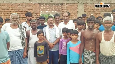 शेखपुरा के गांव में फूटा आक्रोश, सड़क पर बहता पानी, गड्ढे और गंदगी से परेशान ग्रामीण