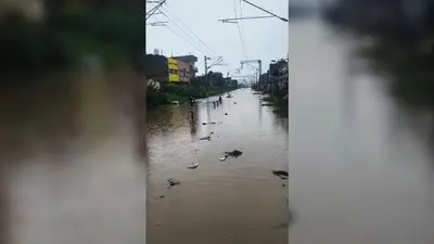 कजरा में रेलवे ट्रैक पर भरा बारिश का पानी, डेढ़ घंटे ठप रहा रेल परिचालन