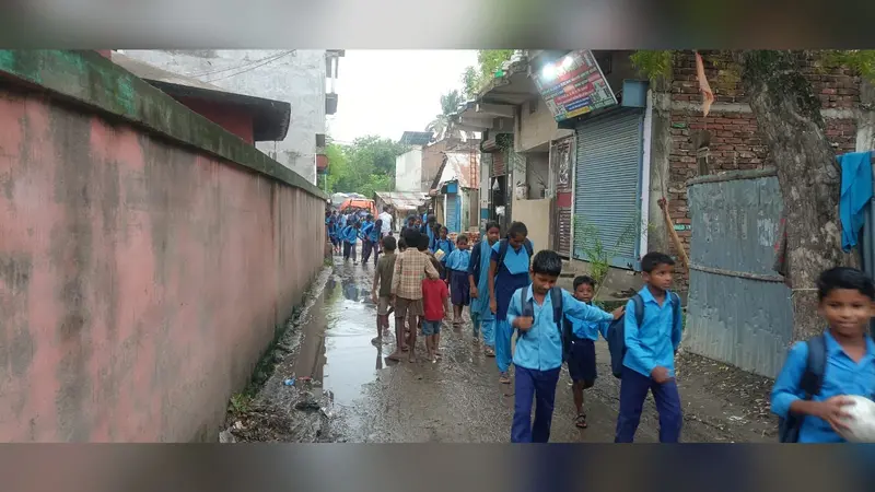 जलजमाव से परेशान ग्रामीणों ने डीएम से लगाई गुहार