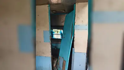 गोड्डा-भागलपुर मेमू में बदहाल सुविधाओं से यात्री परेशान, शौचालय का गेट क्षतिग्रस्त