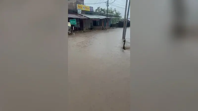 धरहरा में पहाड़ी पानी के सैलाब से डूबी बंगलवा-दशरथपुर मुख्य सड़क