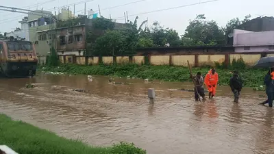 पटरी पर जलजमाव के बीच दौड़ी ट्रेनें, यात्रियों की सुरक्षा पर उठे सवाल