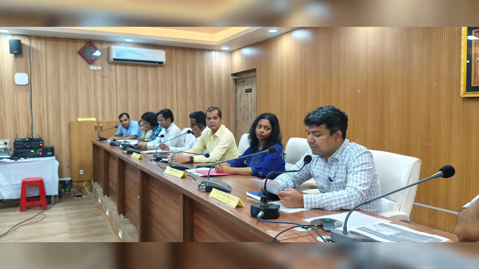 सासाराम में डीएम समीक्षा बैठक: विकास कार्यों के लिए डेडलाइन जारी; बोले-कार्य के गुणवत्ता और लापरवाही पर कार्रवाई तय